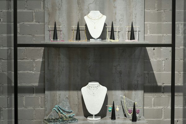 Le présentoir à bijoux en tant qu'objets originaux issus d'artisans et entreprises du monde entier