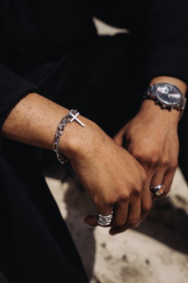 Bijoux masculins : l'essentiel pour un look audacieux et chic