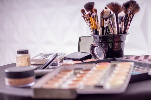 Maquillage à prix miniature : révélez votre beauté sans compromis